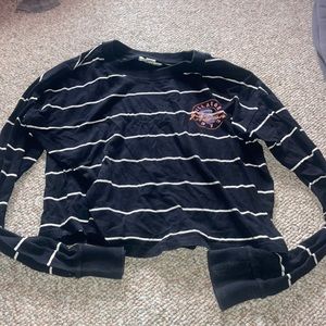 Women medium Billabong long sleeve. Can be a crop top at times.